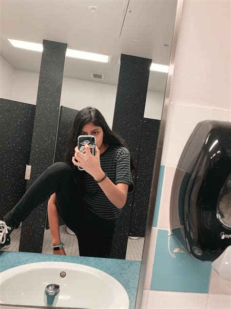 Felt gay might hold hands with a girl later : r/lesbianfashionadvice