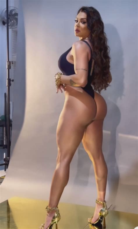Juju Salimeni sensualiza e questiona a seguidores se está com corpo