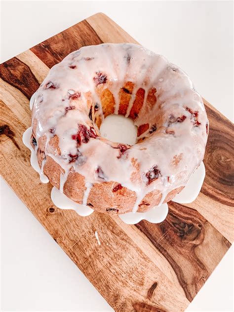 Strawberry Lemonade Bundt Cake | Bundt cake, Strawberry lemonade