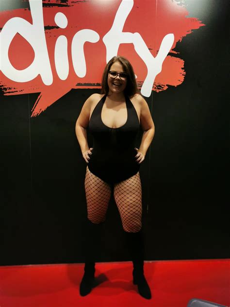 TW Pornstars - Lea Lovebird. Twitter. Ich bin jetzt für euch am Stand