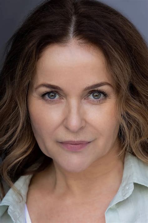 Julia Sawalha biographie, news, photos, vidéos et avis