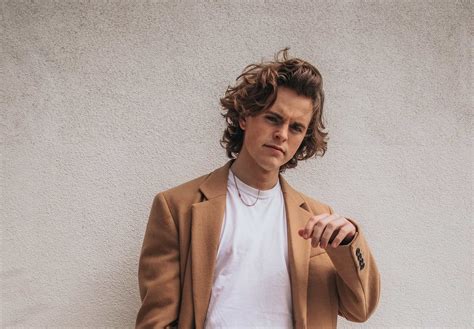 Having thick wavy hair men cuts comes with a hidden perk 6