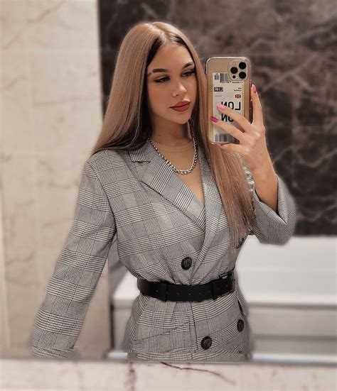 Nicole Evens - Foot Adoration, Foot Fetish Directory and Foot Fetish