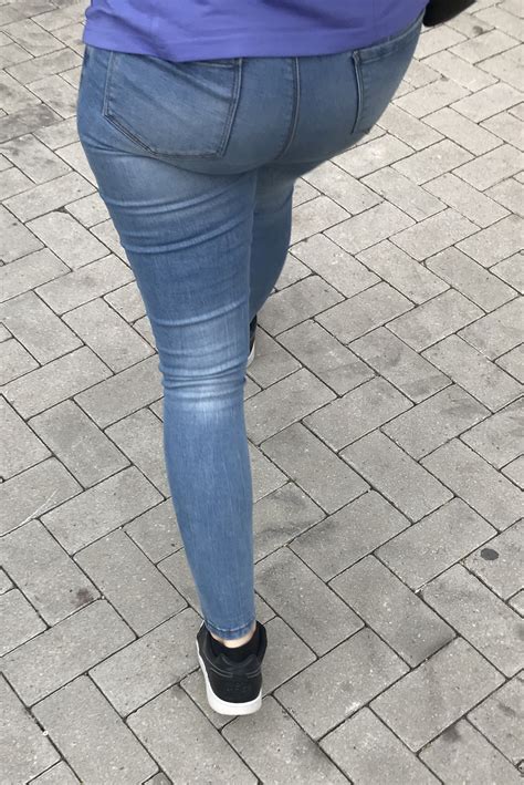 Girl with soft ass traveling to work - Tight Jeans - Forum