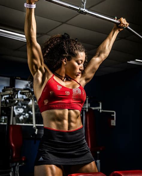 Carolyne Marquez (carolynefit_)