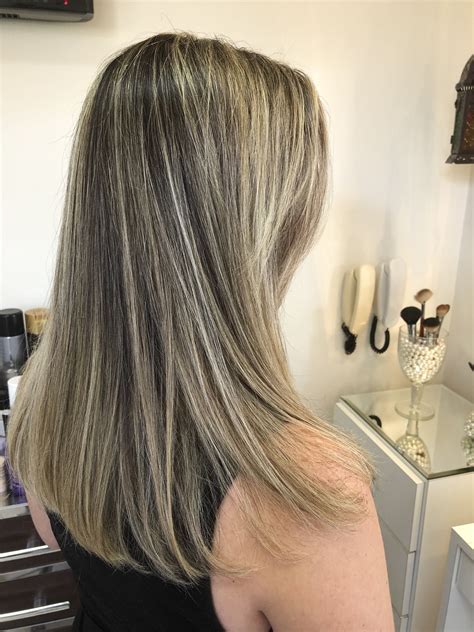 Luzes Finas E Discretas - Cabelo luzes finas | Cabelo com luzes loiras, Cortes de cabelo médio ...