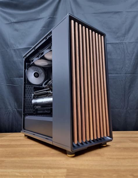 Fractal north casing with an all AMD specs out. for the first time pc looks better without rgb