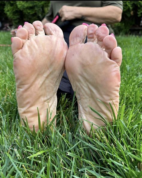 Stacked Meaty oiled soles😍 : r/Piedi_di_me