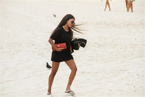 Ludmilla é fotografada ao lado da mulher em sacada de hotel - Quem