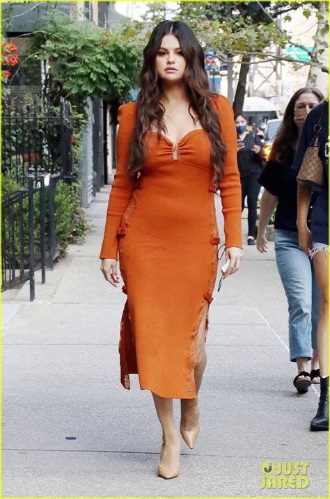 selena gomez tang  ro ret de lo  hinh phat tuong tren pho