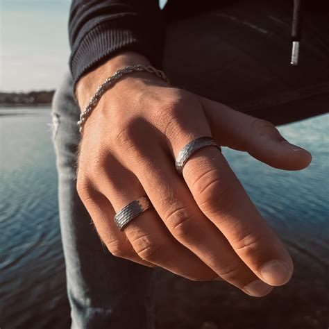 ringar pa olika fingrar vad saeger traditionen och symboliken om din stil