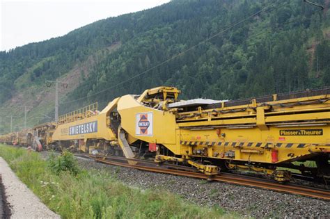 RU 800 S, A Massive Machine That Renews Railroad Tracks With a Mobile ...