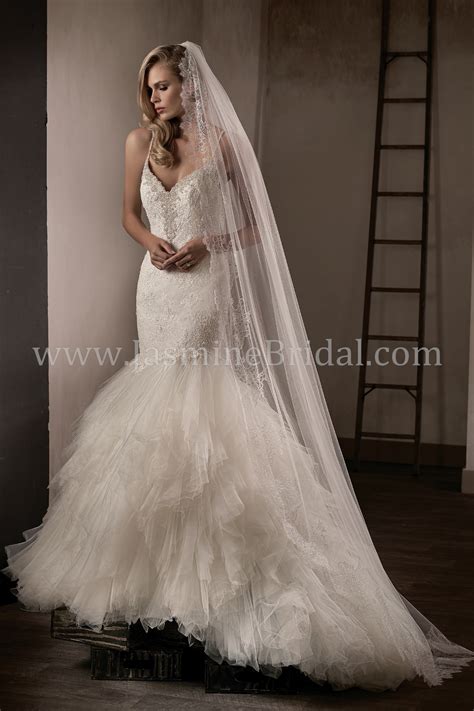 Fit and flare ball gown wedding dress | Beachweddingtips.com