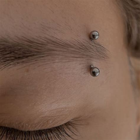 Пирсинг брови (The Eyebrow Piercing) — Piercer.by — школа-студия пирсинга