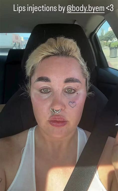 Fans discovered that amanda lee rogers has a secret talent for painting 1