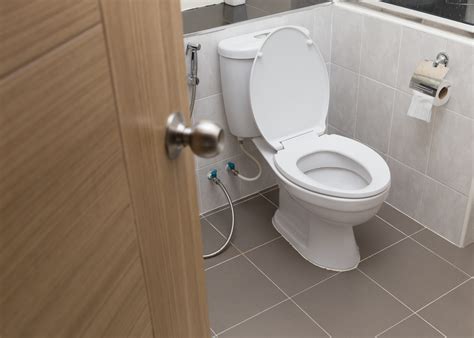 Toilet Leaking Around Its Base? Simple Solutions in Van Nuys