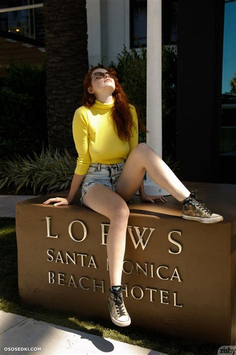 모델 Sabrina Lynn (@itssabrinalynn)가 The Witcher에서 코스프레 Sabrina으로 찍은 50