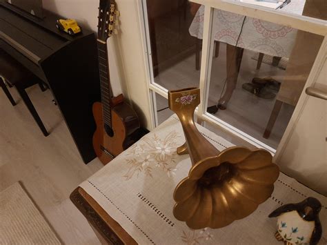 phone customized gramophone. customizable music with phones. 6 seconds