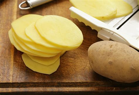 4 Simple Tricks To Save Your Scalloped Spuds: How To Keep Peeled Potatoes From Browning