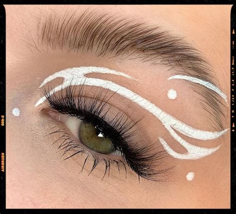 white graphic liner maquillaje de ojos maquillaje de ojos creativos