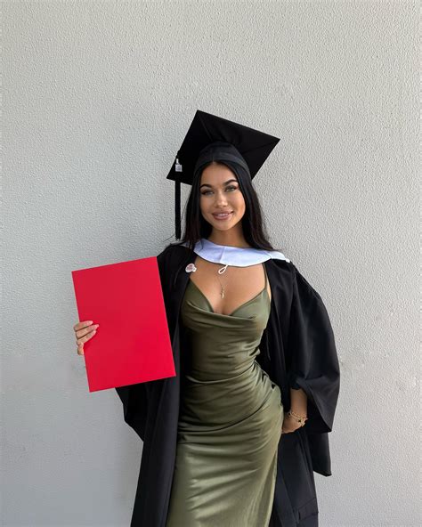 @minki_minna_ | IDK who Martin Amis is but I sure did pretend to read