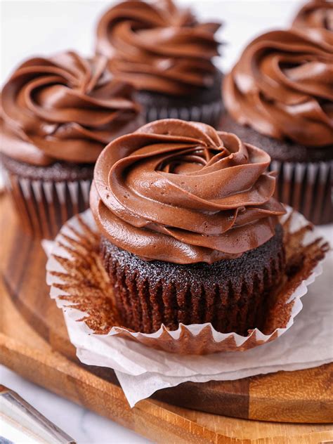 Vanilla Cupcake Recipe with Oil: Easy, One Bowl Recipe