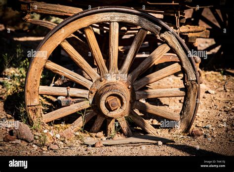 Old West wooden wagon wheel Stock Photo - Alamy