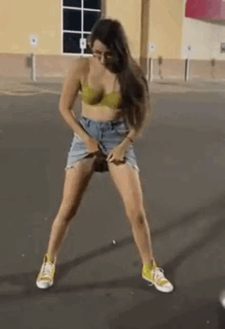 Public Pee : r/SquirtPee