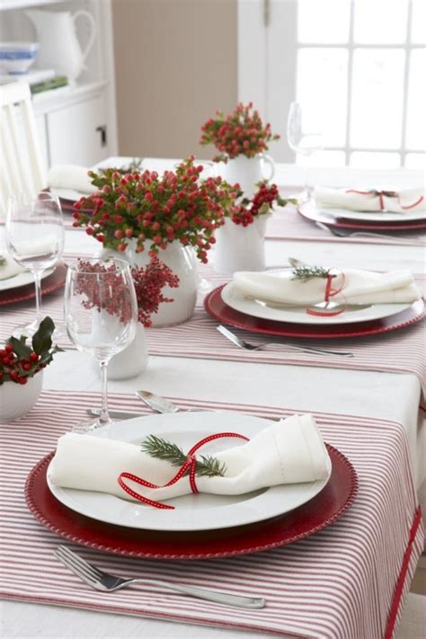 35 Christmas Table Settings You Gonna Love - DigsDigs