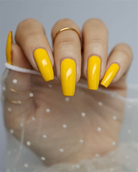 yellow nail ideas 8