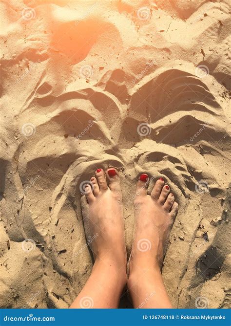 Gambe Abbronzate Donna Sulla Spiaggia Di Sabbia Concetto Di Corsa Piedi