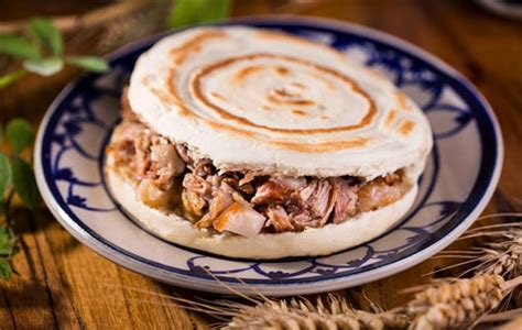 舌尖上的秘密——腊汁肉夹馍的做法_陕西西安新东方烹饪学校_厨师 …