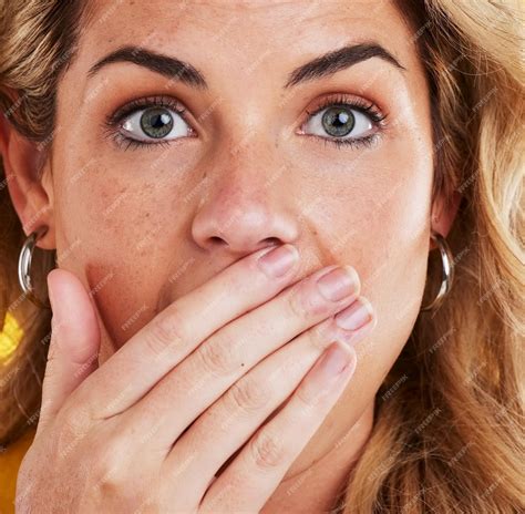 Mulher mão e boca com uau closeup retrato e rosto para história de