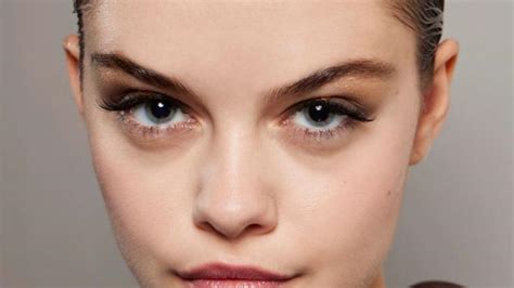 Jak zrobić smoky eyes? Prosty trik z TikToka - Twarz i makijaż - Polki.pl