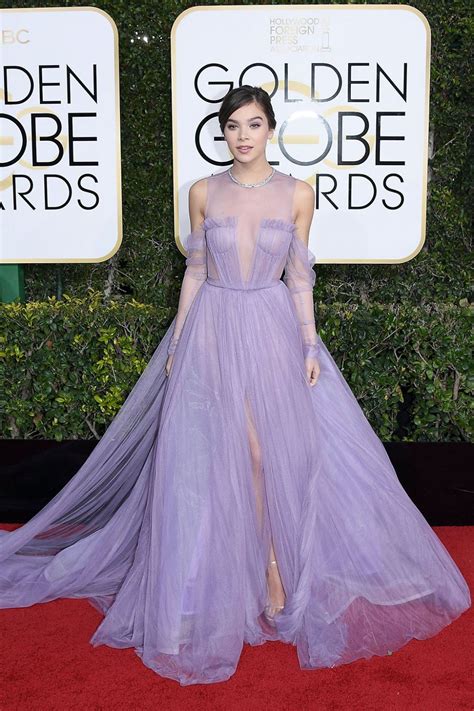 Hailee Steinfeld in Vera Wang, 2017 Golden Globes | Golden globes ...