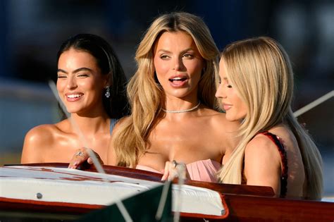 See all the celebrities who attended Jeff Bezos and Lauren Sánchez's