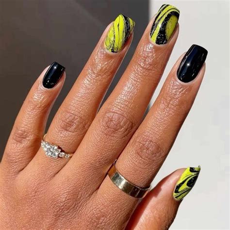 black nail ideas 10
