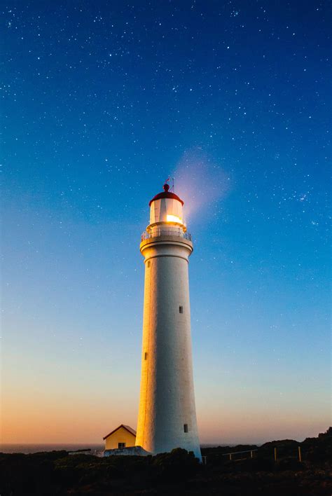 gambar mercu suar langit malam bintang suasana senja menara