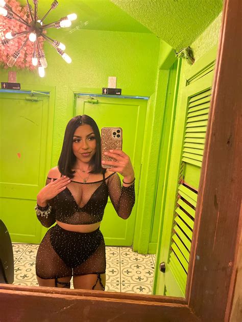 des on Twitter: "your fav bottle mommy🍾💙 https://t.co/lU7vsoUru8" / Twitter