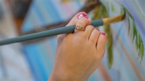 Painting With Her Feet, an Artist ‘Expresses Who I Am’ - The New York Times