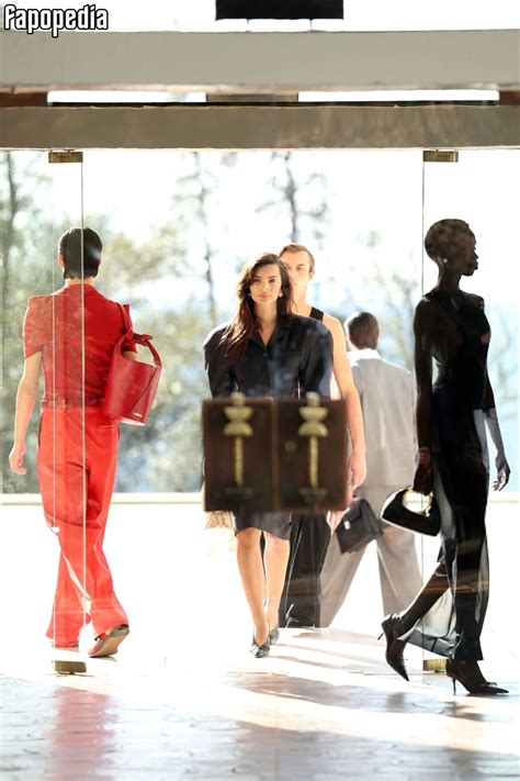 Emily Ratajkowski Nude Leaks - Photo #4024820 - Fapopedia