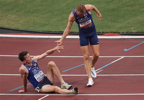 Josh Kerr limps over finish line after pulling up injured in World