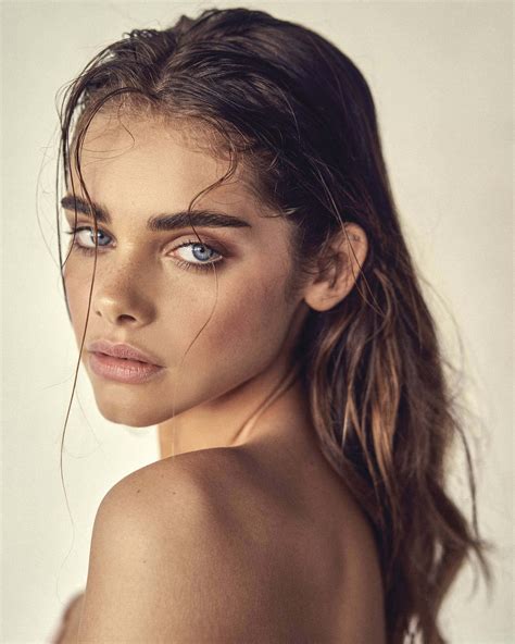 Download Striking Model Beauty | Wallpapers.com