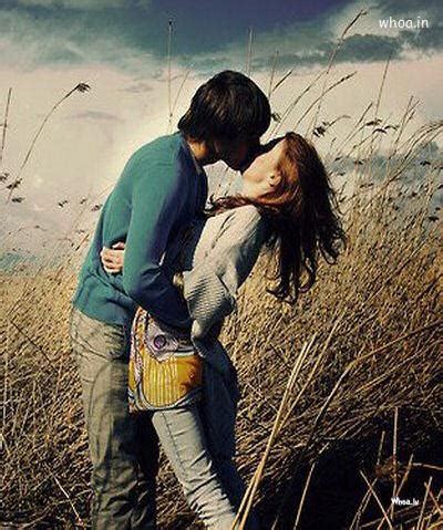 Romantic Couple Kiss Natural Wallpaper