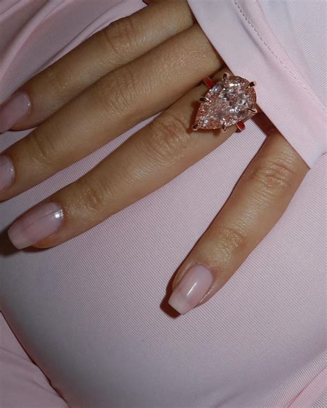 2025's Biggest Engagement Ring Trend Is Already Dividing the Internet