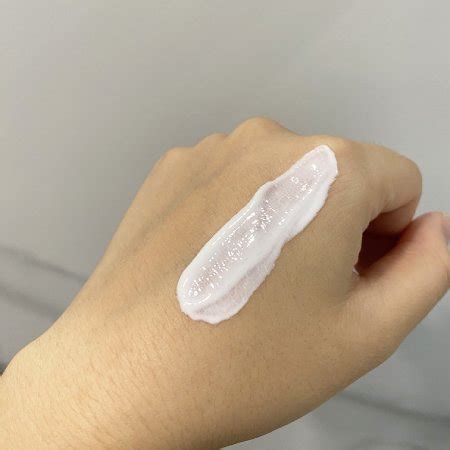 isntree Hyaluronic Acid Watery Sun Gel SPF50 Review: A Moisturising ...