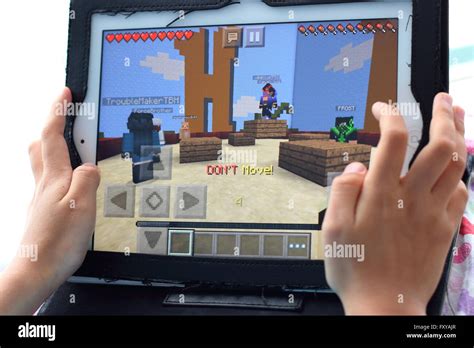 Niño jugando Minecraft juegos en el iPad Fotografía de stock - Alamy
