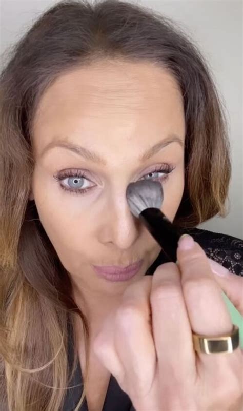 stop  concealer  creasing upstyle