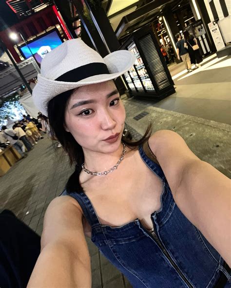 悅然 𝐆𝐫𝐚𝐜𝐞 𝐇𝐮𝐚𝐧𝐠 | … long story short I survived🥂 - 2025 please be gentle