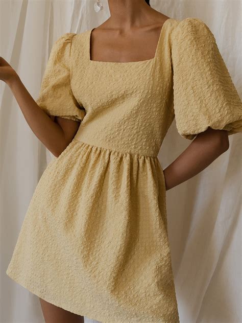 Платье мини с завязками на спинке :: LICHI - Online fashion store